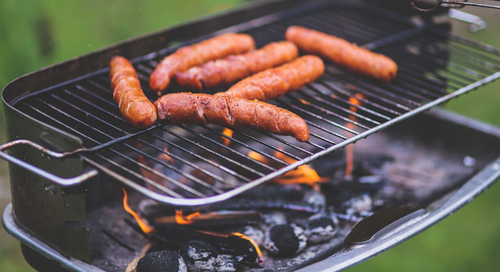 FI_grilling sausages_opt_mini